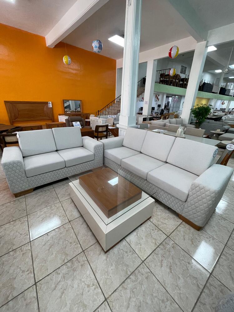 Sala de estar elegante con muebles Cabrera